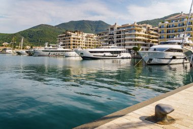 Karadağ 'ın Tivat kentindeki yat limanındaki yelkenli teknelerinin sabah manzarası.