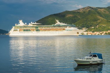 Karadağ 'ın Tivat kenti yakınlarındaki Kotor Körfezi' nin güneşli sabah manzarası.