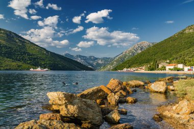Karadağ 'ın Tivat kenti yakınlarındaki Kotor körfezinin gün batımı manzarası.