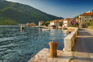 Karadağ 'ın Tivat kenti yakınlarındaki Kotor körfezinin gün batımı manzarası.