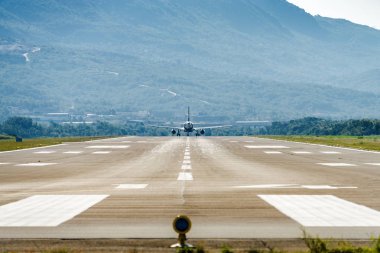 Karadağ 'ın Tivat Havalimanı sabah görüşü.