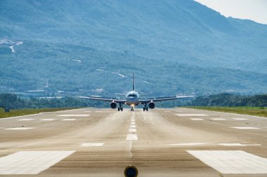 Karadağ 'ın Tivat Havalimanı sabah görüşü.