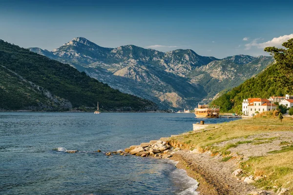 Vista al atardecer de la bahía de Kotor cerca de Tivat, Montenegro . —  Fotos de Stock