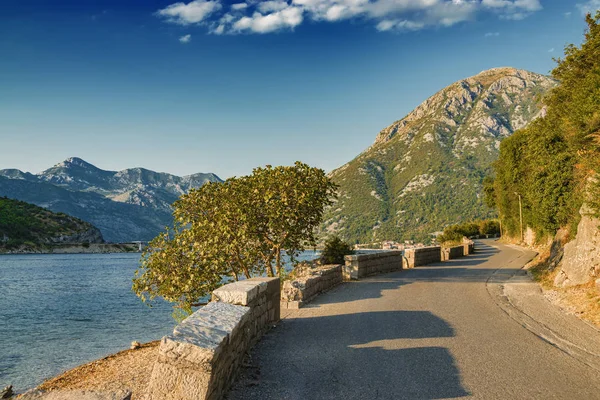 Vista al atardecer de la bahía de Kotor cerca de Tivat, Montenegro . —  Fotos de Stock