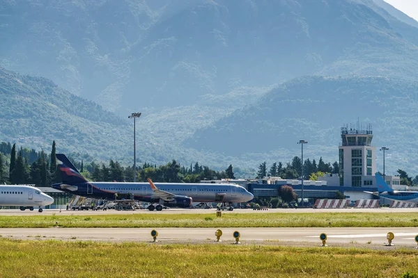Karadağ 'ın Tivat Havalimanı sabah görüşü.