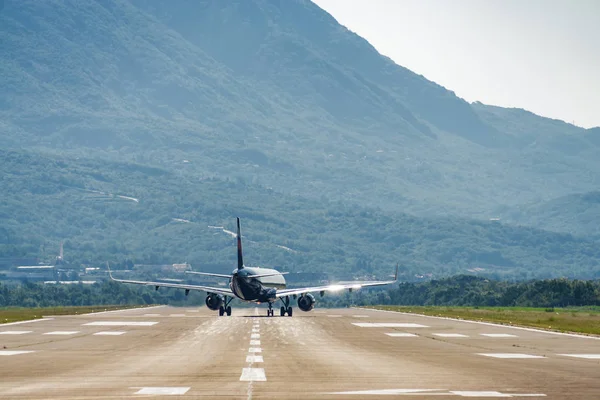 Утренний вид аэропорта Тиват, Черногория, с самолетами . — стоковое фото