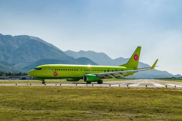 Утренний вид аэропорта Тиват, Черногория, с самолетами . — стоковое фото