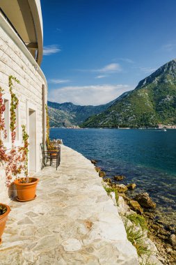 Boka Kotor Körfezi ve adalarının güneşli sabah manzarası