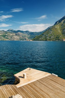 Boka Kotor Körfezi ve adalarının güneşli sabah manzarası