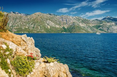 Boka Kotor Körfezi ve adalarının güneşli sabah manzarası