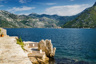 Boka Kotor Körfezi ve adalarının güneşli sabah manzarası