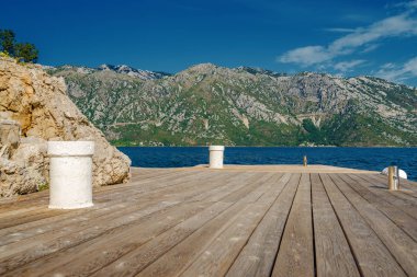 Boka Kotor Körfezi ve adalarının güneşli sabah manzarası