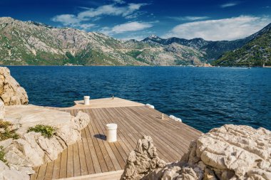 Boka Kotor Körfezi ve adalarının güneşli sabah manzarası