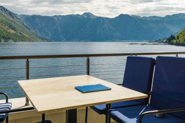 Perast, Mont yakınlarındaki Boka Kotor Körfezi 'nin güneşli manzarası.