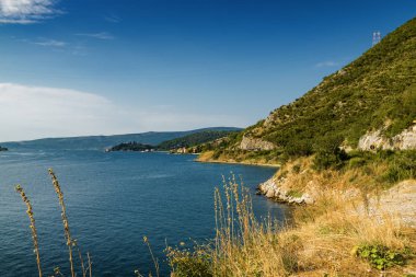 Boka Kotor Körfezi ve adalarının güneşli sabah manzarası