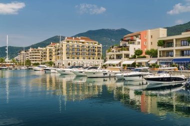 Karadağ 'ın Tivat limanında güzel yatlar.