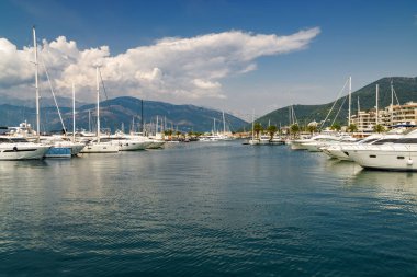 Karadağ 'ın Tivat limanında güzel yatlar.