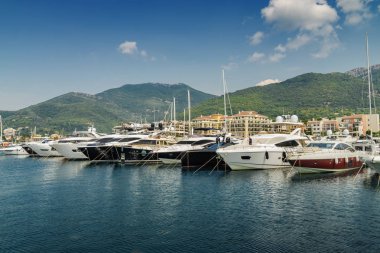 Karadağ 'ın Tivat limanında güzel yatlar.