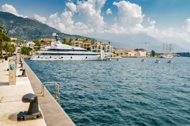 Karadağ 'ın Tivat limanında güzel yatlar.