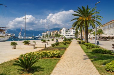 Karadağ 'ın Tivat limanında güzel yatlar.