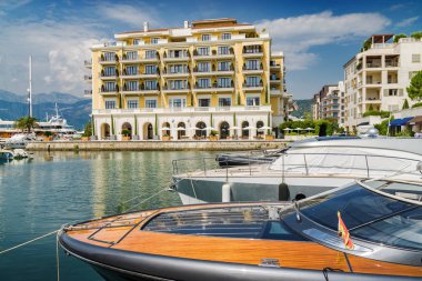 Karadağ 'ın Tivat limanında güzel yatlar.