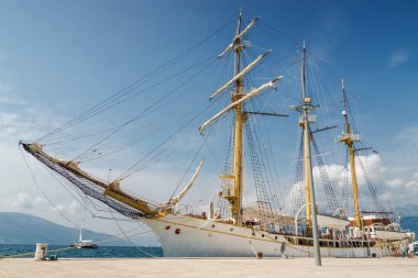 Eski eğitim gemisi Jadran 'ın Tivat, Mon' daki güneşli manzarası.