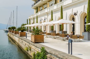Tivat 'ta deniz kenarında rahat ve güzel bir sokak kafesi, Mo.