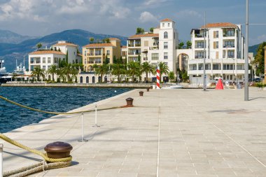 Karadağ 'ın Tivat limanında güzel yatlar.