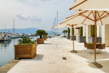 Tivat 'ta deniz kenarında rahat ve güzel bir sokak kafesi, Mo.
