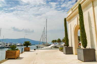 Tivat 'ta deniz kenarında rahat ve güzel bir sokak kafesi, Mo.