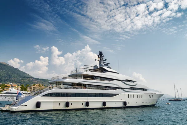 Karadağ 'ın Tivat limanında güzel yatlar.