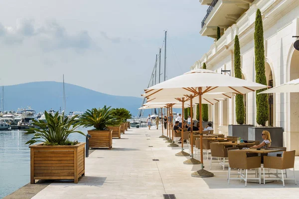 Útulná a krásná pouliční kavárna na mořské promenádě v Tivat, Mo — Stock fotografie