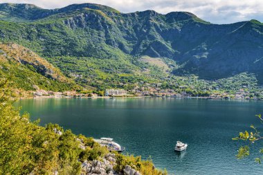 Boka Kotor Körfezi ve adalarının güneşli sabah manzarası