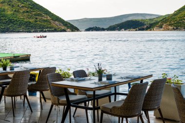 Kıyı kafesinin güneşli manzarası Kotor Körfezi 'nin güzel manzarası, Per