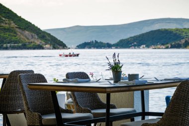 Kıyı kafesinin güneşli manzarası Kotor Körfezi 'nin güzel manzarası, Per