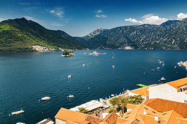 Karadağ 'ın Kotor Körfezi Perast kentinin güneşli manzarası.