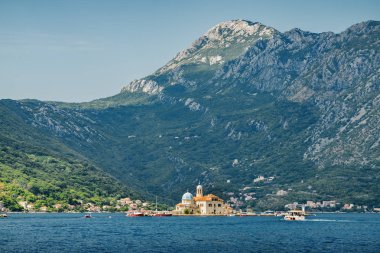 Karadağ 'ın Perast kenti yakınlarındaki Kotor körfezinin güneşli manzarası.