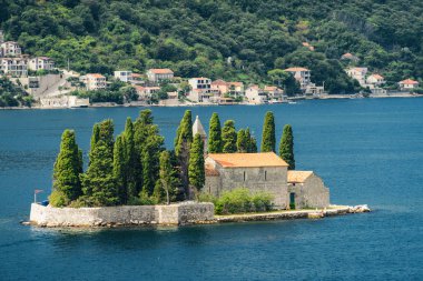 Güzel St. George adasının güneşli manzarası Perast, Koto