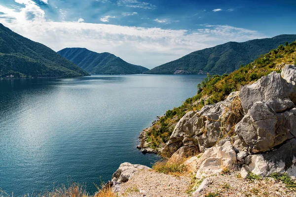 Vista de la mañana soleada de la bahía de Boka Kotor y sus islas desde ab — Foto de Stock