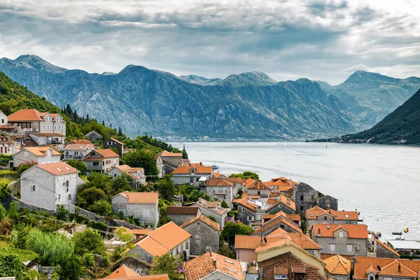 Karadağ 'ın Kotor Körfezi Perast kentinin güneşli manzarası.