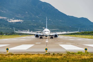 Tivat, Montene havaalanından kalkan uçağın güneşli manzarası