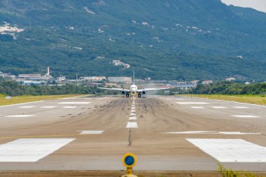 Tivat, Montene havaalanından kalkan uçağın güneşli manzarası