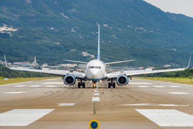 Tivat, Montene havaalanından kalkan uçağın güneşli manzarası