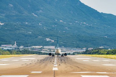 Tivat, Montene havaalanından kalkan uçağın güneşli manzarası