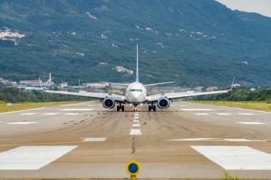 Tivat, Montene havaalanından kalkan uçağın güneşli manzarası