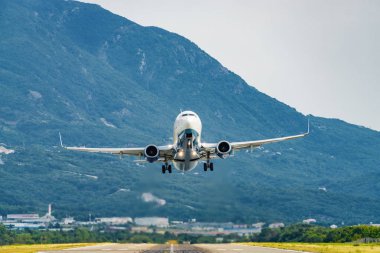 Tivat, Montene havaalanından kalkan uçağın güneşli manzarası