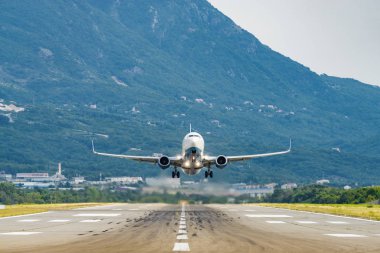 Tivat, Montene havaalanından kalkan uçağın güneşli manzarası