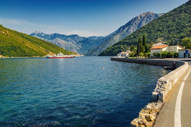 Kotor Körfezi 'nin güneşli sabahı manzarası ve Tivat yakınlarındaki kıyı yolu, Mon