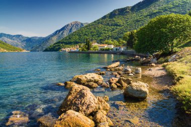 Kotor Körfezi 'nin güneşli sabahı manzarası ve Tivat yakınlarındaki kıyı yolu, Mon