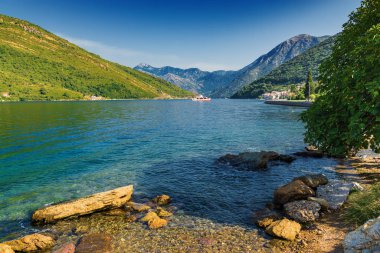 Kotor Körfezi 'nin güneşli sabahı manzarası ve Tivat yakınlarındaki kıyı yolu, Mon